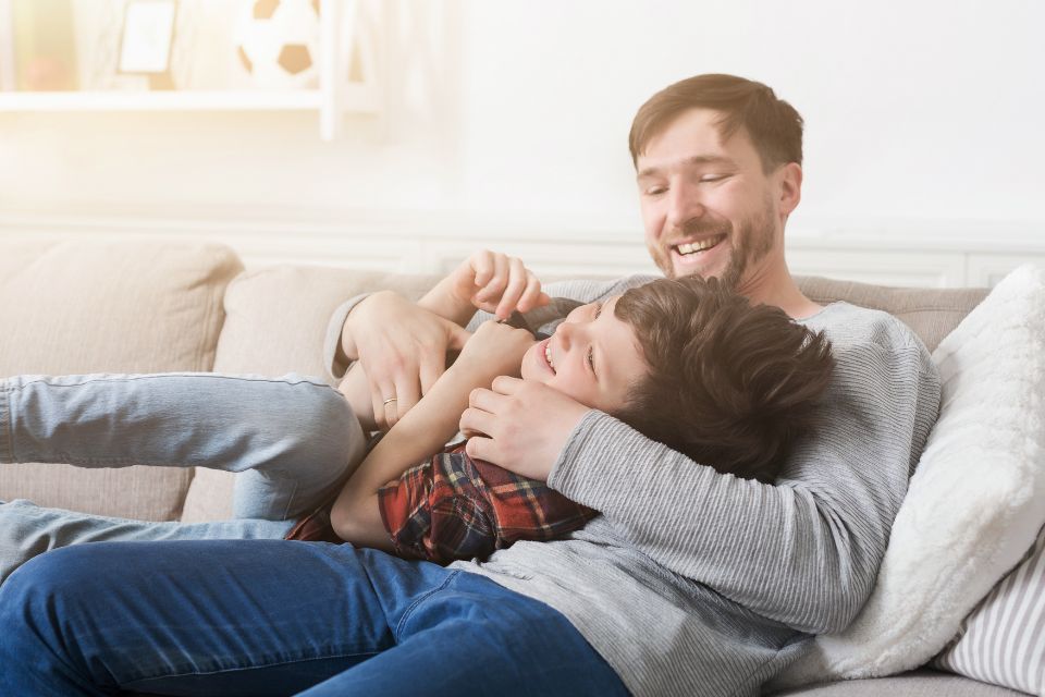 監護人定義與法定代理人有何區別?如何知道監護人是否為父母?